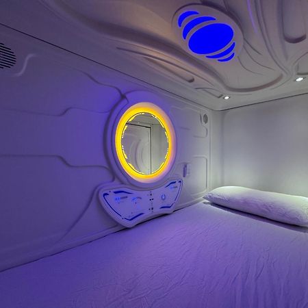 Hostel Space Capsule Мадрид Екстериор снимка