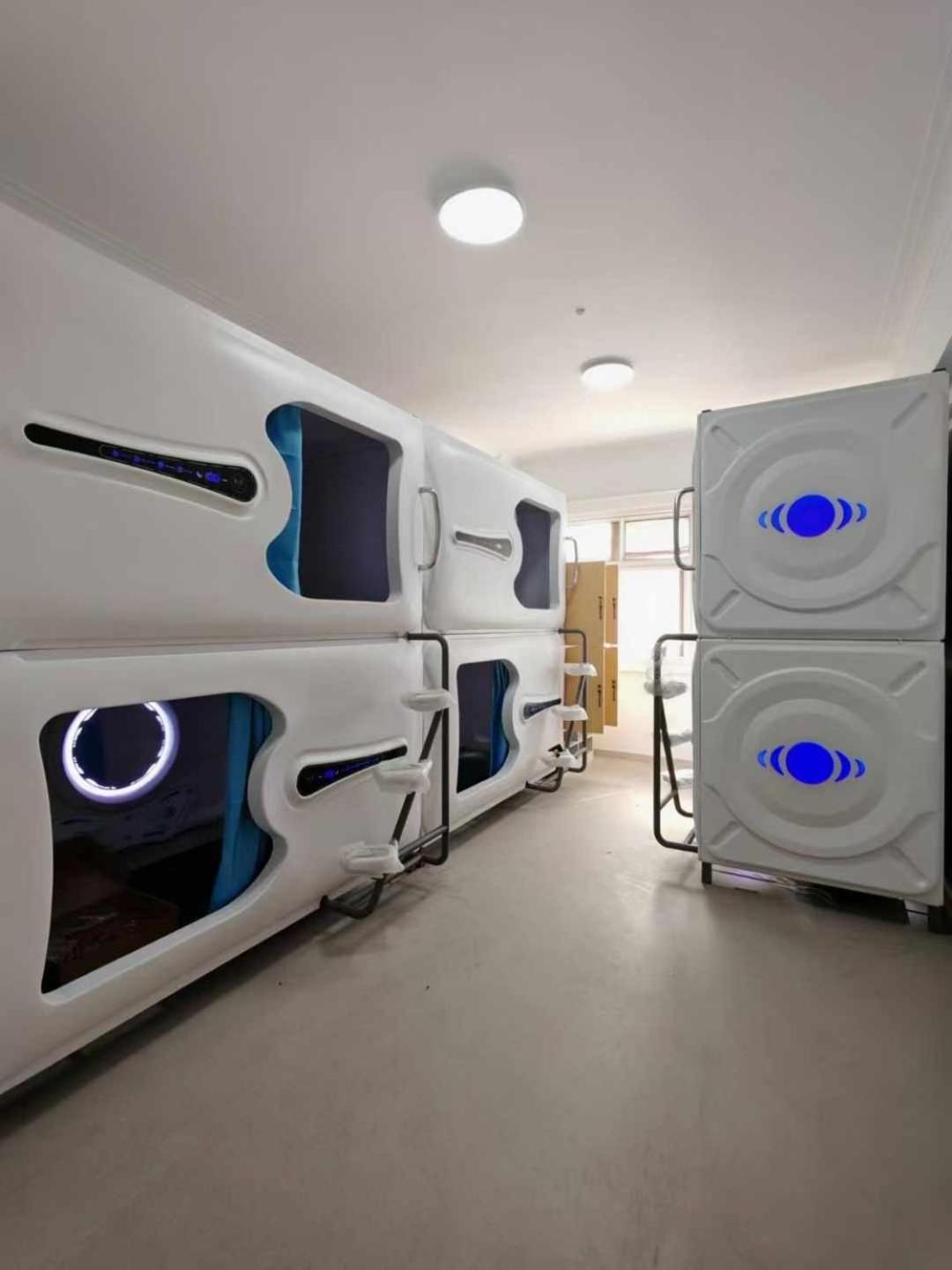 Hostel Space Capsule Мадрид Екстериор снимка
