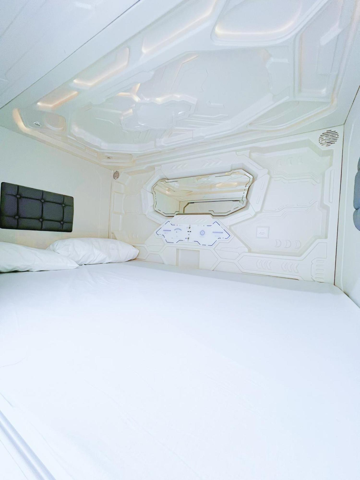 Hostel Space Capsule Мадрид Екстериор снимка