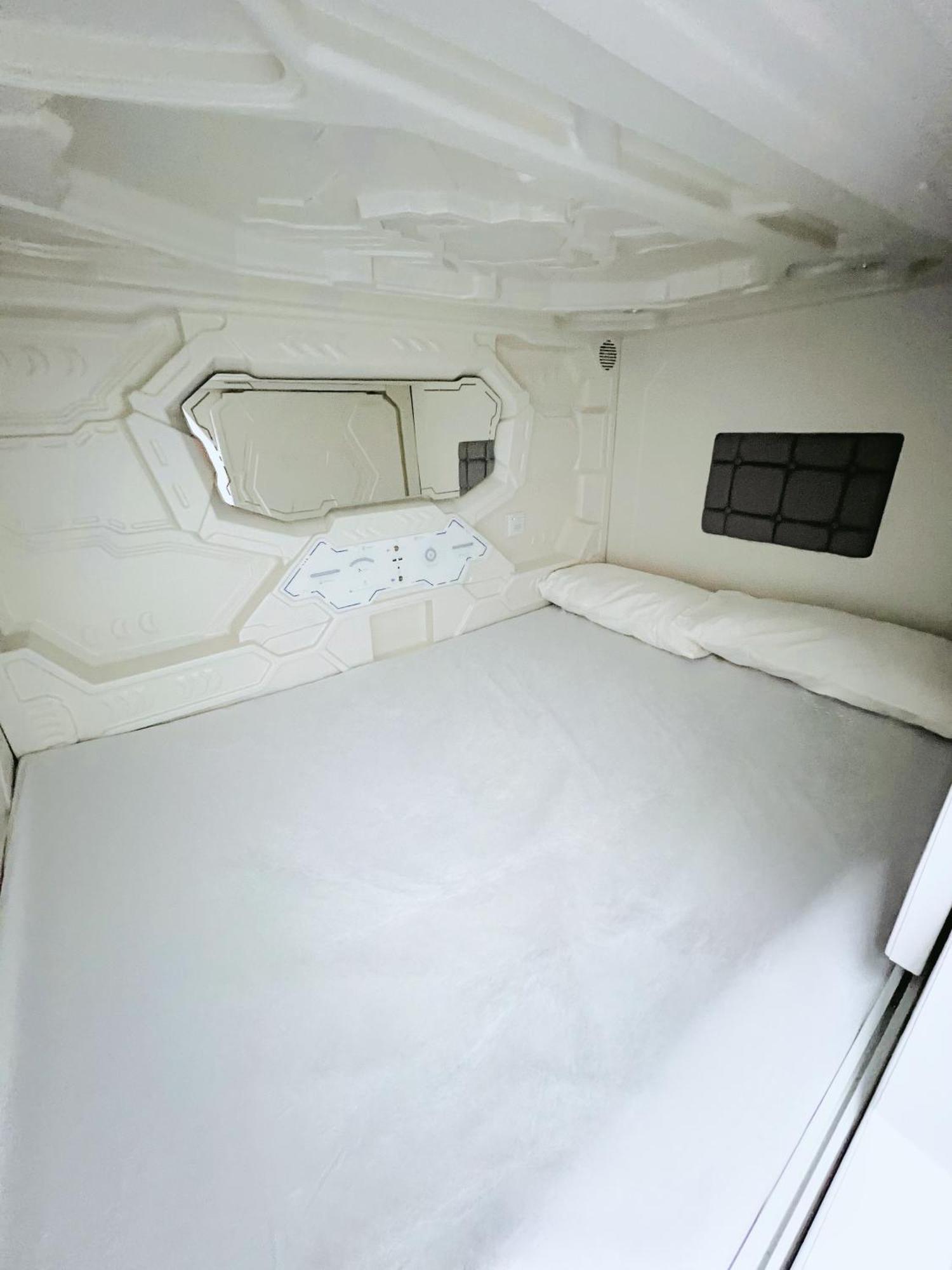 Hostel Space Capsule Мадрид Екстериор снимка
