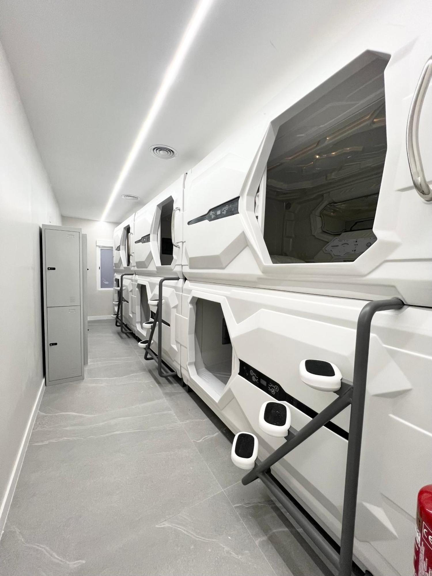 Hostel Space Capsule Мадрид Екстериор снимка