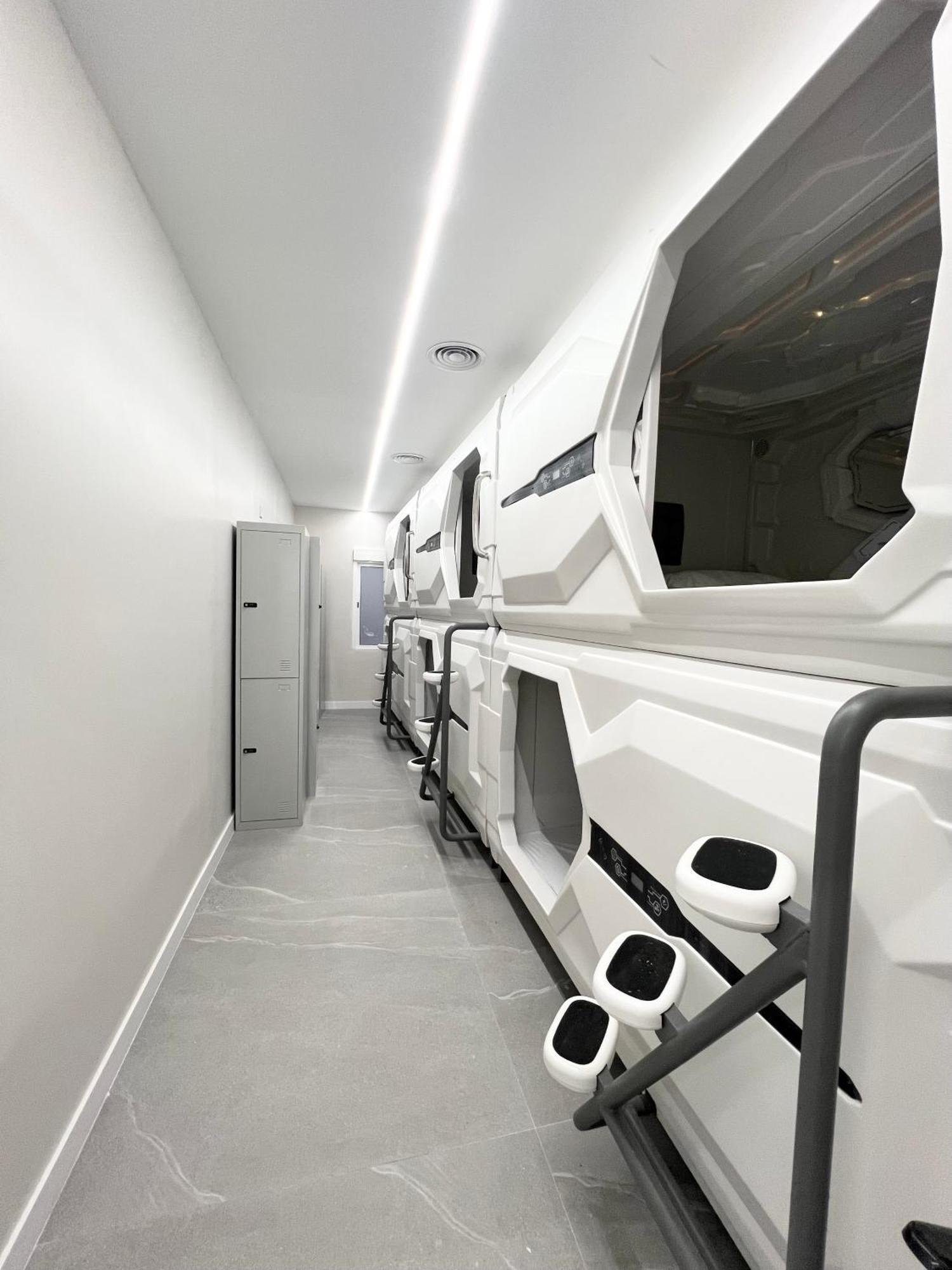 Hostel Space Capsule Мадрид Екстериор снимка