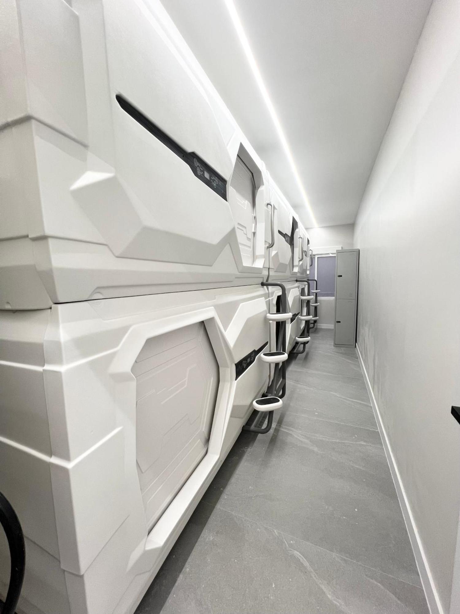 Hostel Space Capsule Мадрид Екстериор снимка