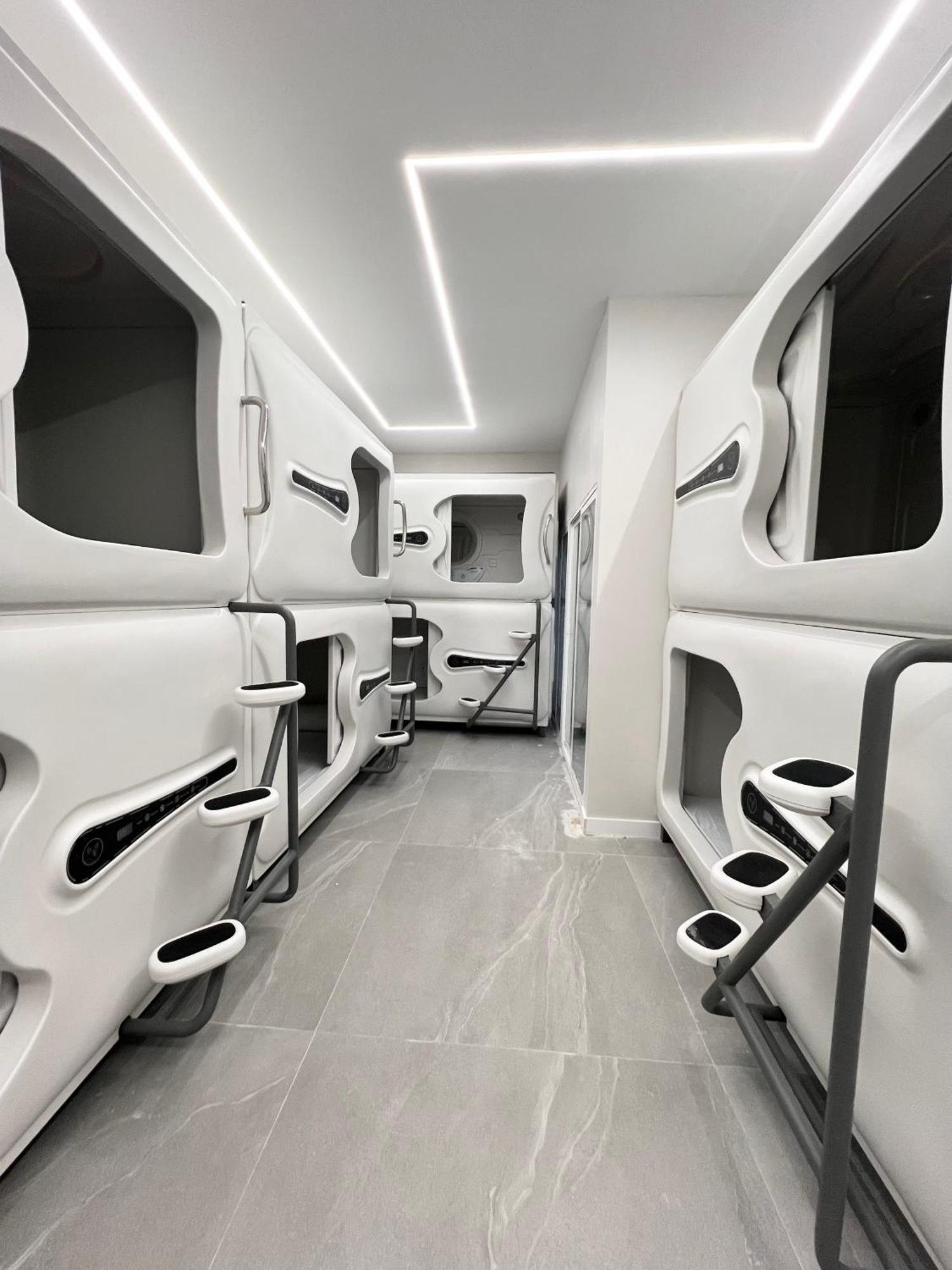 Hostel Space Capsule Мадрид Екстериор снимка