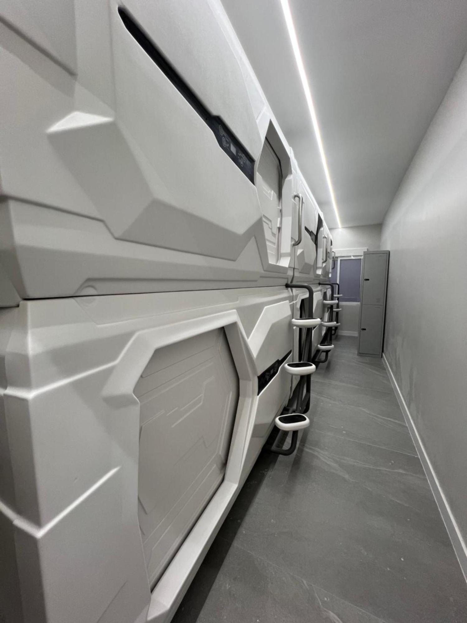 Hostel Space Capsule Мадрид Екстериор снимка