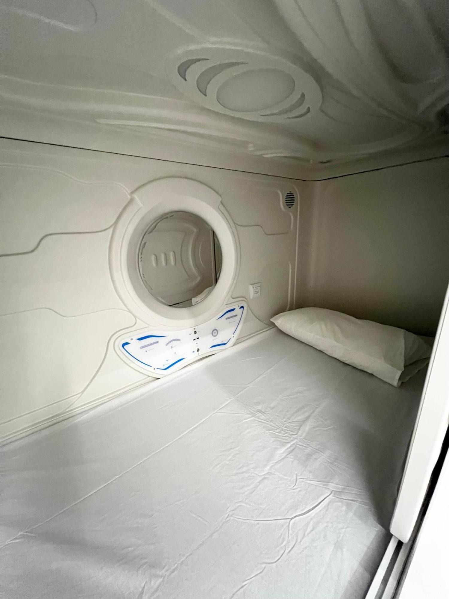 Hostel Space Capsule Мадрид Екстериор снимка
