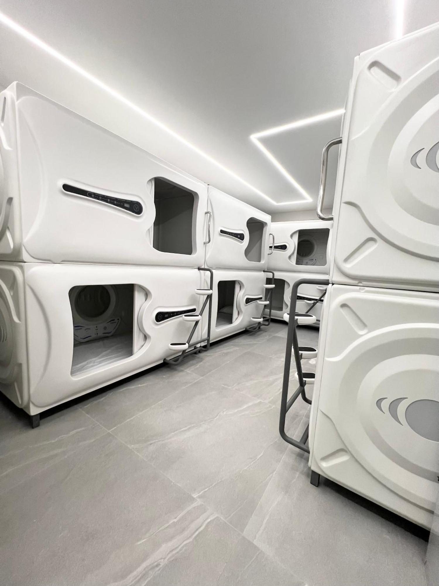Hostel Space Capsule Мадрид Екстериор снимка