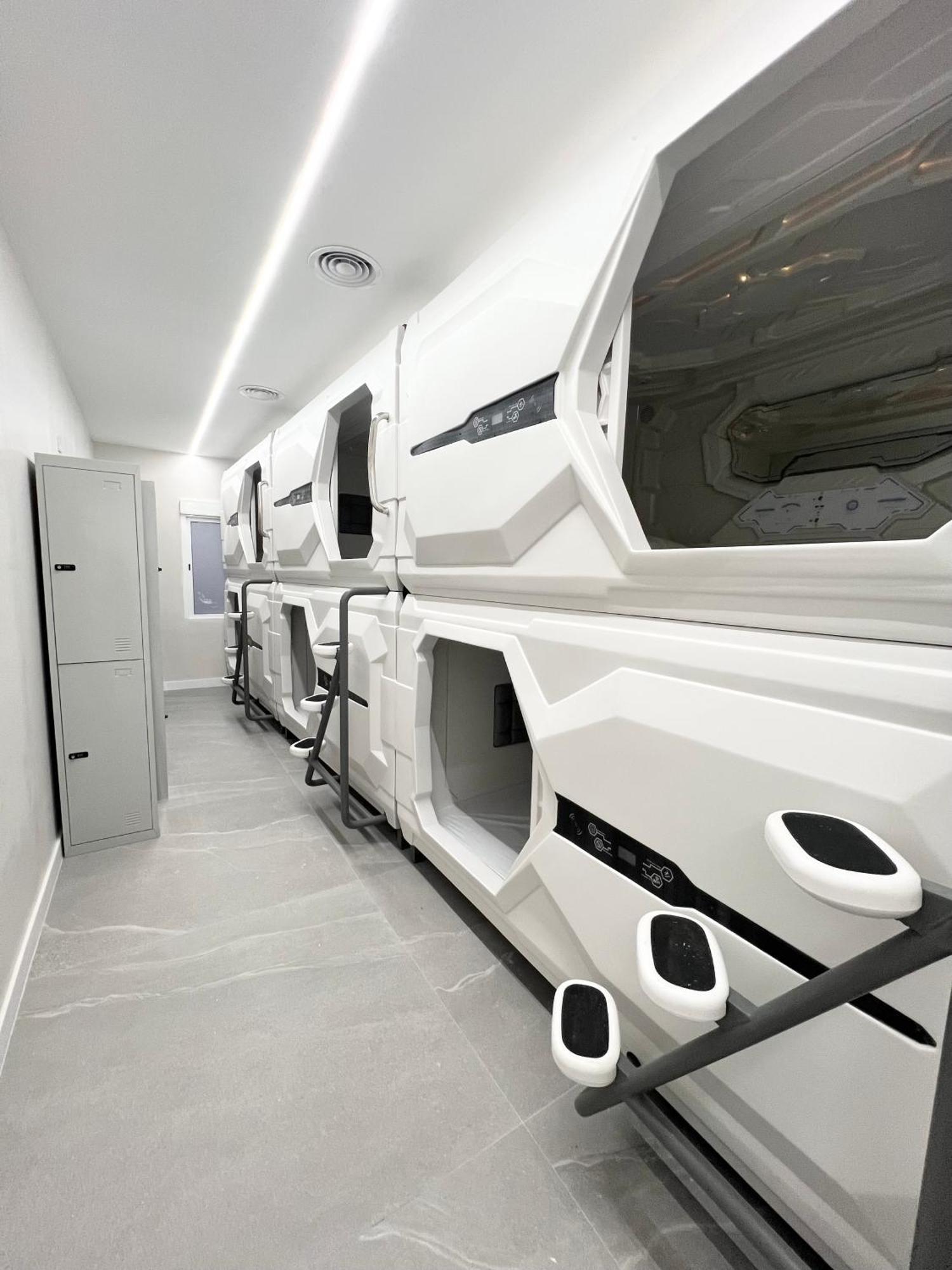 Hostel Space Capsule Мадрид Екстериор снимка