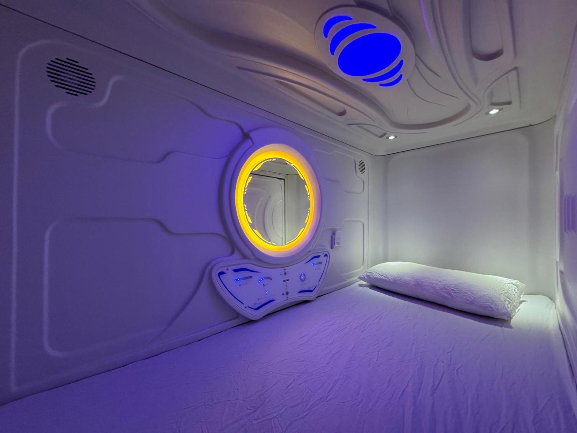 Hostel Space Capsule Мадрид Екстериор снимка