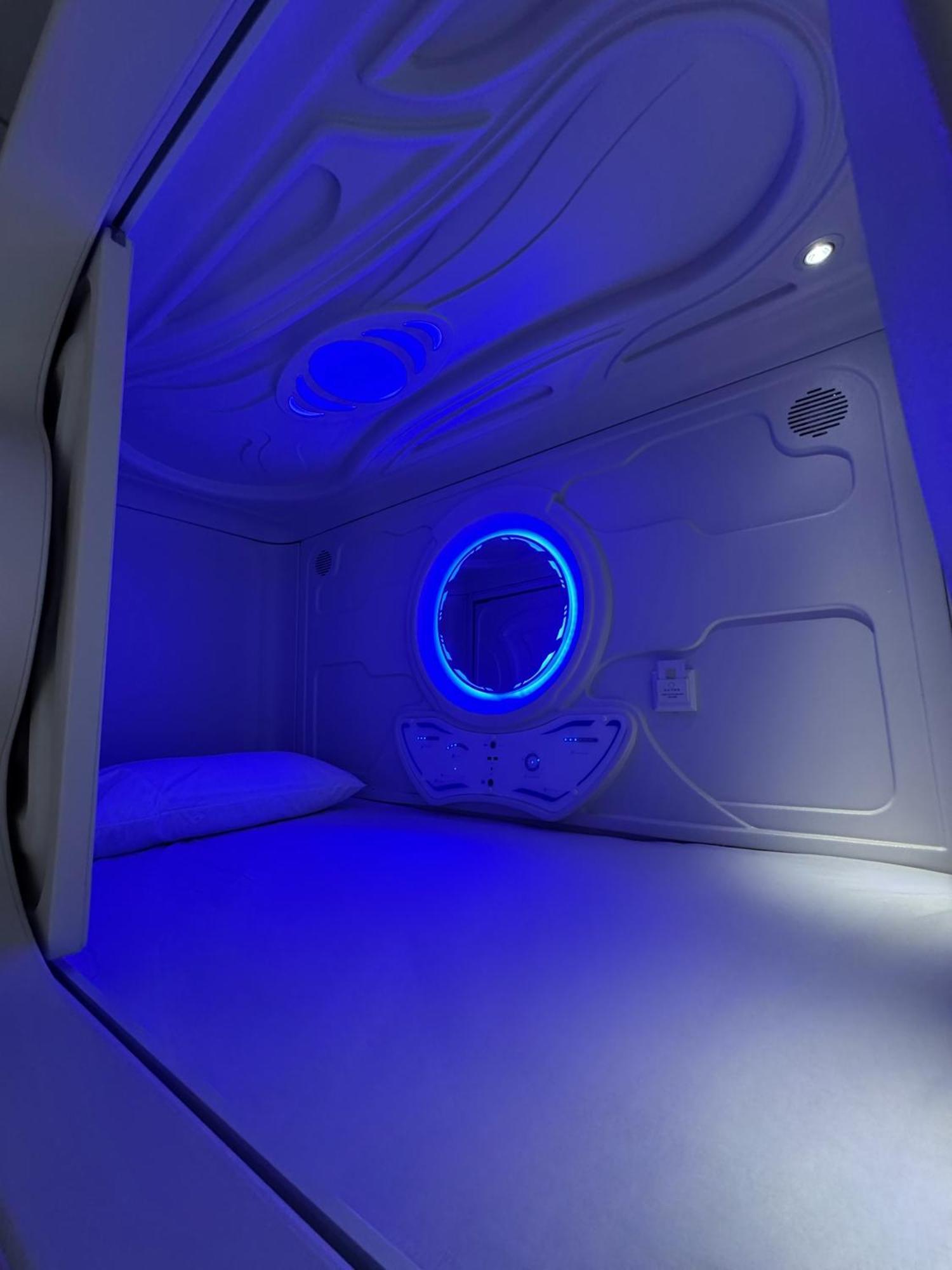 Hostel Space Capsule Мадрид Екстериор снимка