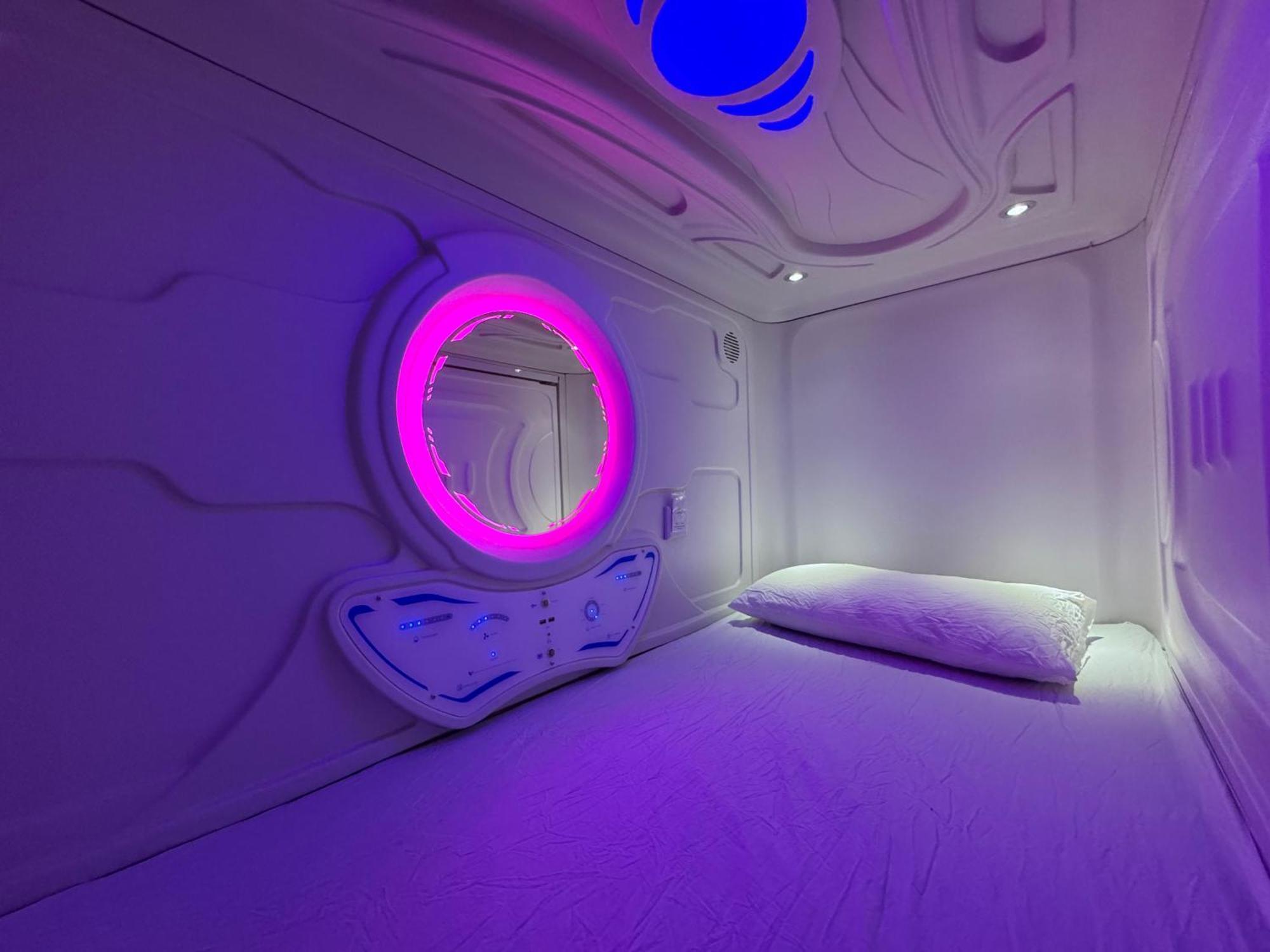 Hostel Space Capsule Мадрид Екстериор снимка