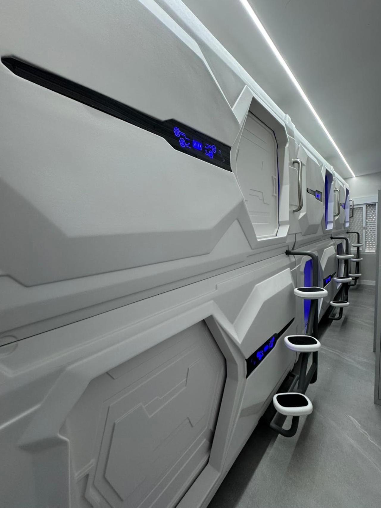 Hostel Space Capsule Мадрид Екстериор снимка