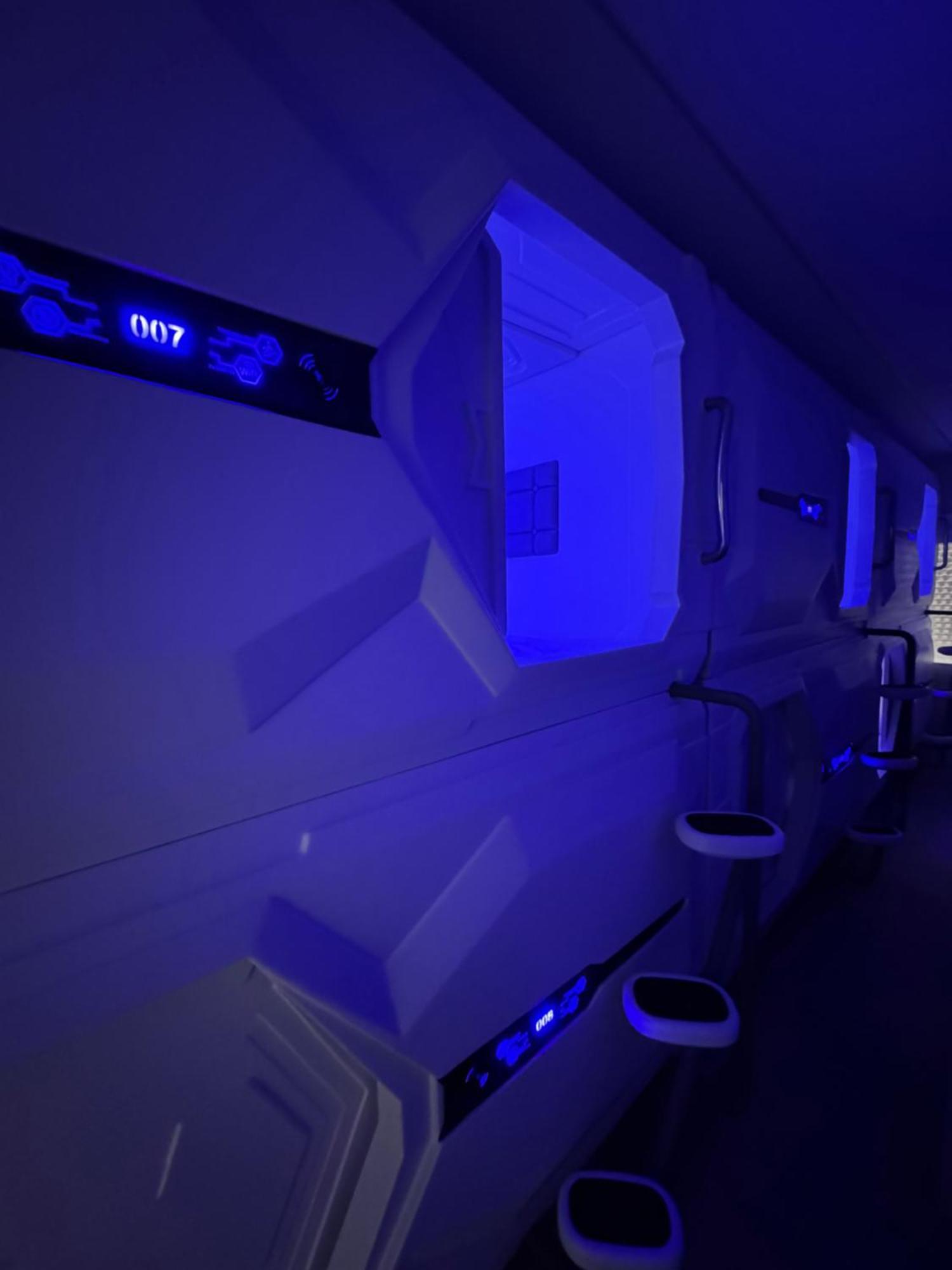 Hostel Space Capsule Мадрид Екстериор снимка