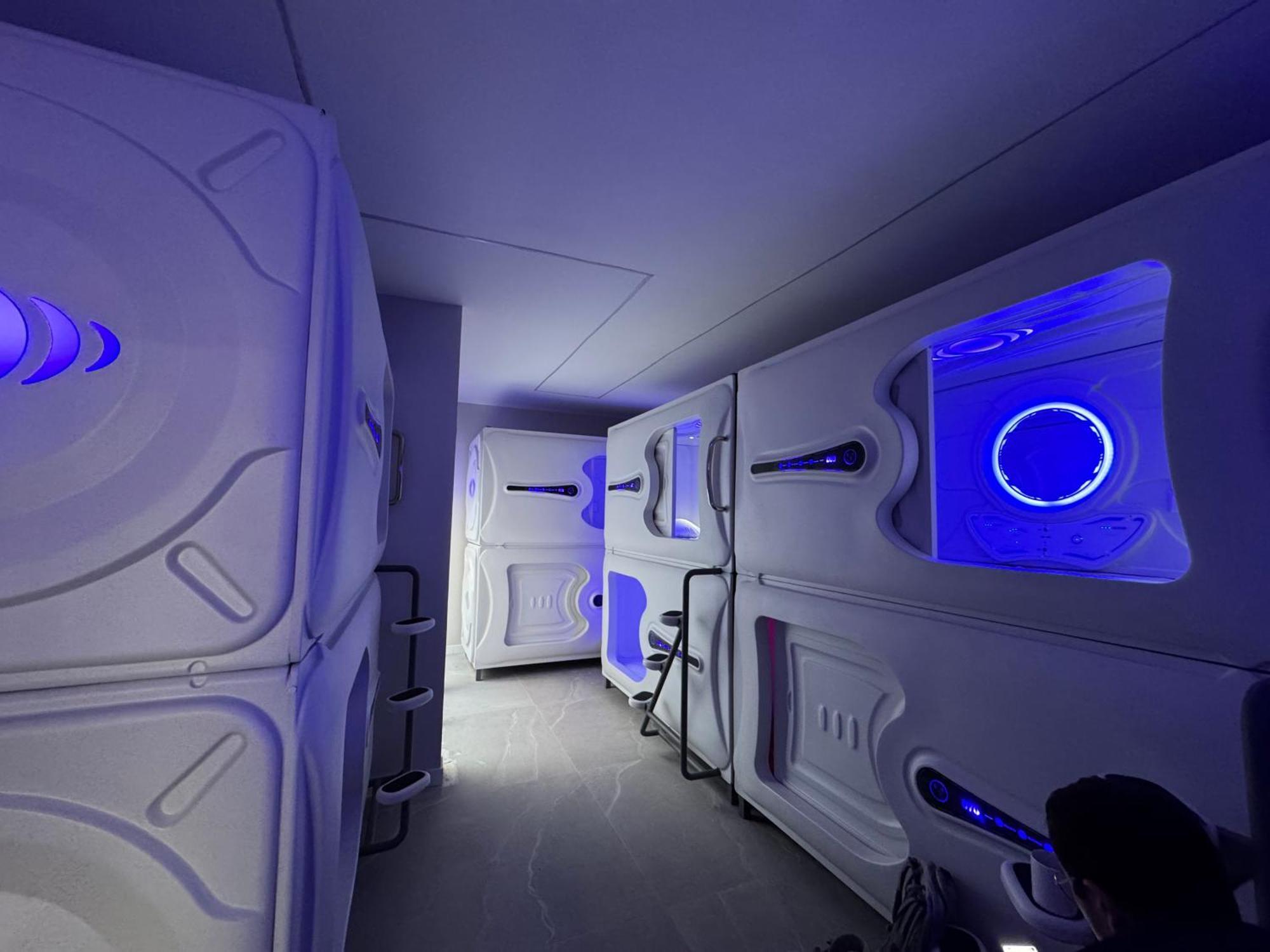 Hostel Space Capsule Мадрид Екстериор снимка