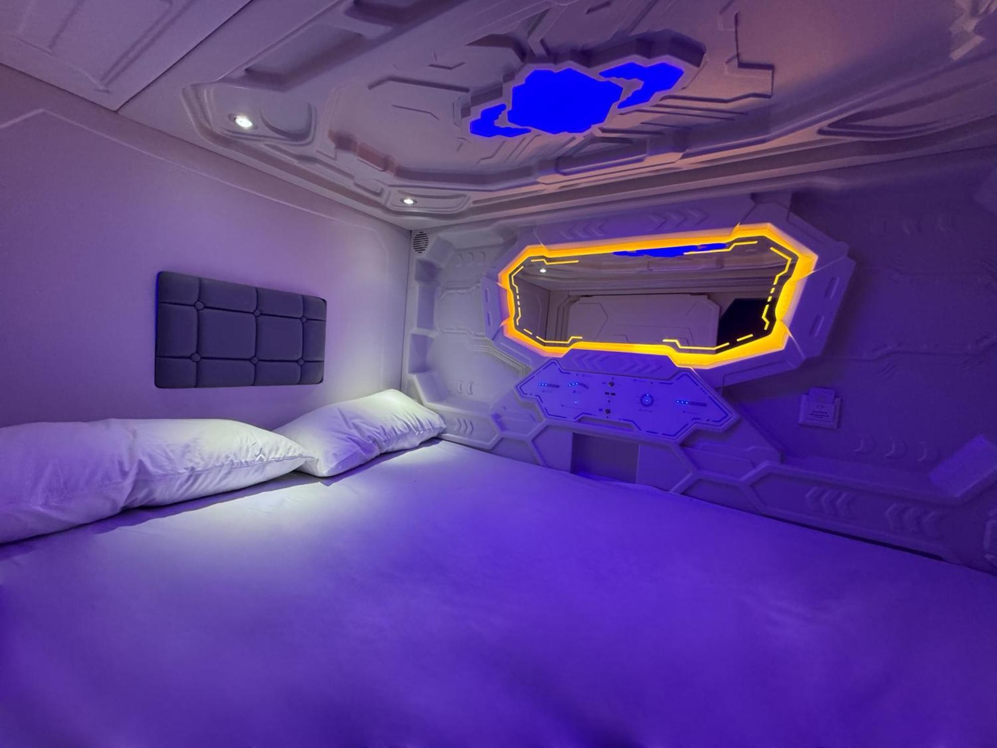 Hostel Space Capsule Мадрид Екстериор снимка