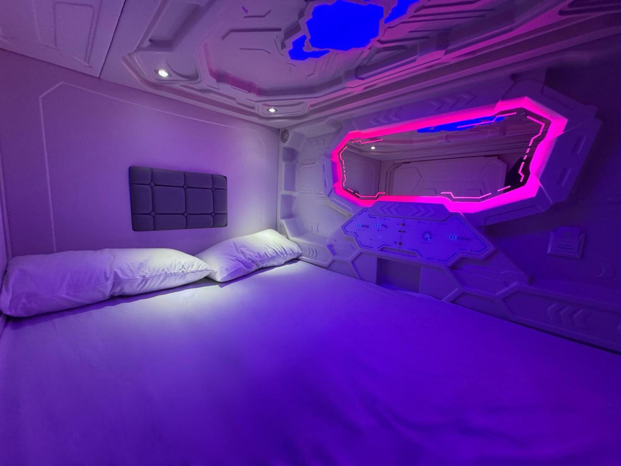 Hostel Space Capsule Мадрид Екстериор снимка