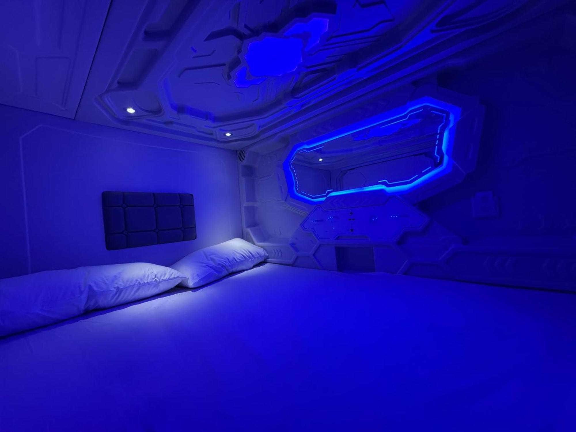 Hostel Space Capsule Мадрид Екстериор снимка