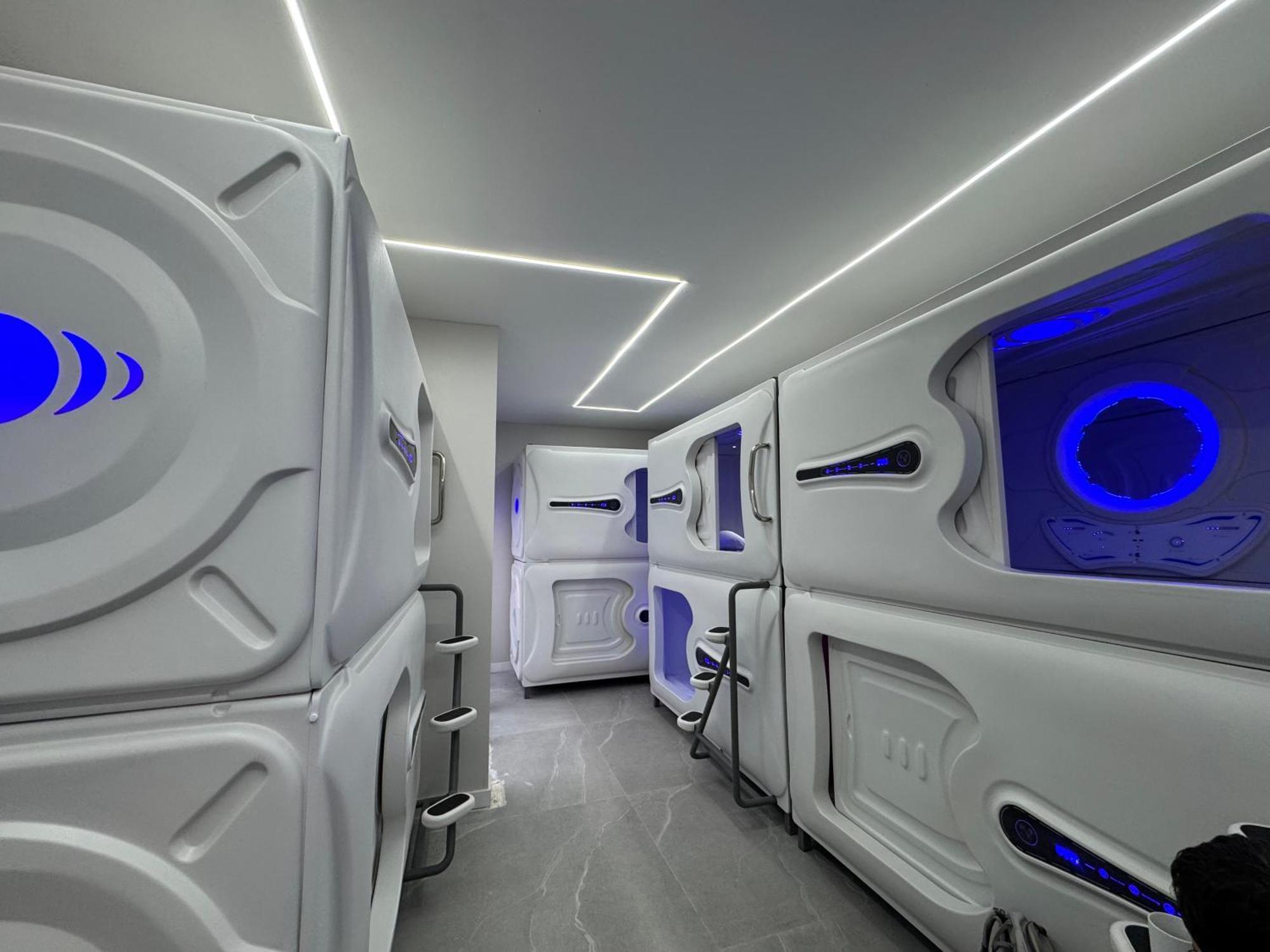 Hostel Space Capsule Мадрид Екстериор снимка