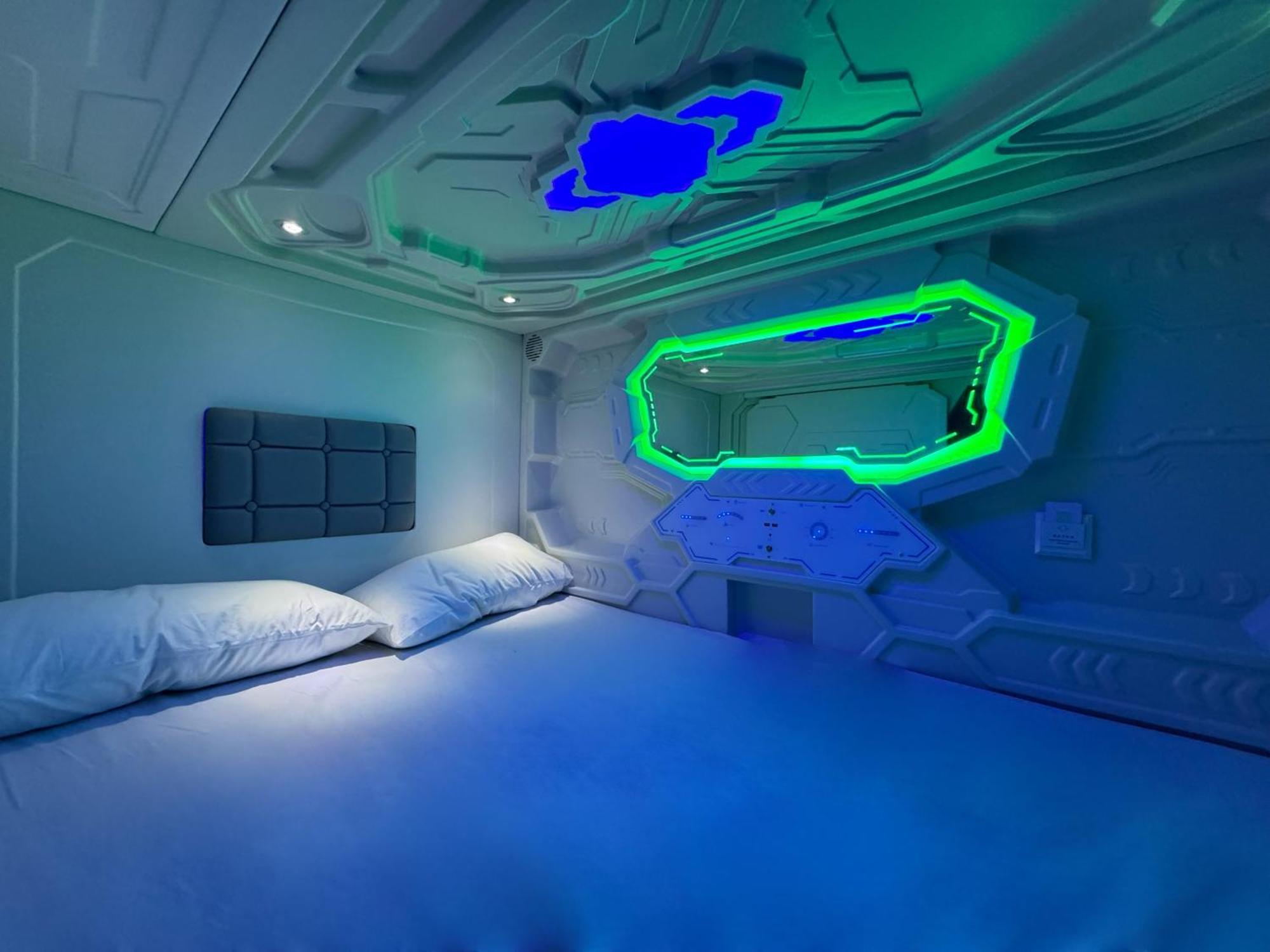 Hostel Space Capsule Мадрид Екстериор снимка