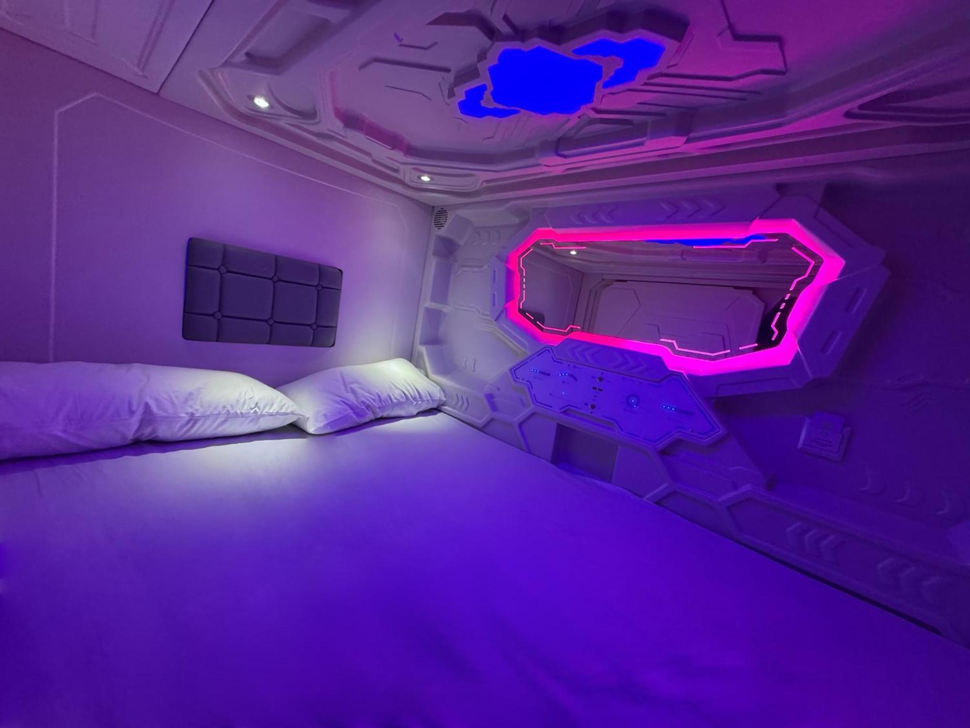 Hostel Space Capsule Мадрид Екстериор снимка
